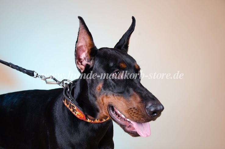 Hund Halsband aus Leder für Dobermann mit Flamme Bemalung