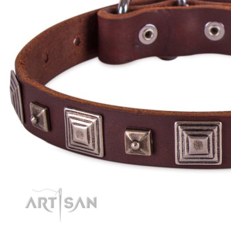 Rom Lederhalsband mit antiken-Pyramiden Dekor von FDT Artisan