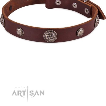 Baroque Lederhalsband mit Ziernieten im exklusiven Design