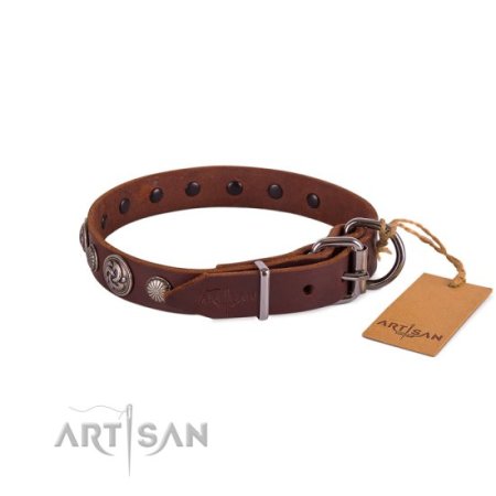 Zierliches Lederhalsband mit gravierten Stahl-Platten von FDT Artisan
