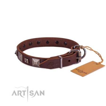 Rom Lederhalsband mit antiken-Pyramiden Dekor von FDT Artisan