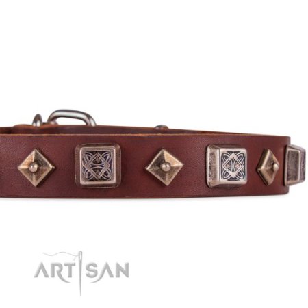 Exklusives Nietenhalsband im Antike-Design mit Pyramiden