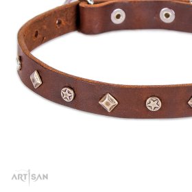 Langlebiges Lederhalsband mit Sternen und Rauten vom FDT Artisan Desing