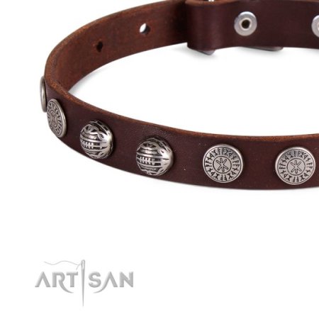 Elegantes Leder Halsband mit runden Platten Dekor