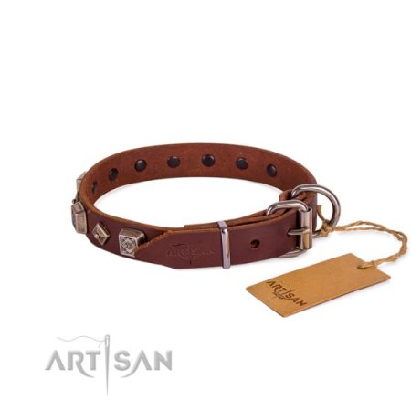 Exklusives Nietenhalsband im Antike-Design mit Pyramiden