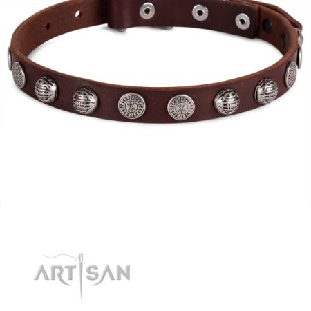 Elegantes Leder Halsband mit runden Platten Dekor