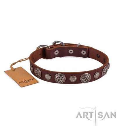 Zierliches Lederhalsband mit gravierten Stahl-Platten von FDT Artisan