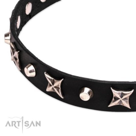 Verziertes Leder Halsband mit silbrigen Nieten ✧