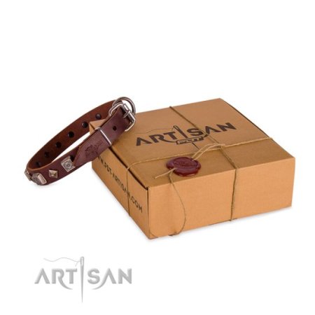 Exklusives Nietenhalsband im Antike-Design mit Pyramiden