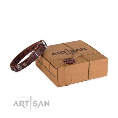 Zierliches Lederhalsband mit gravierten Stahl-Platten von FDT Artisan