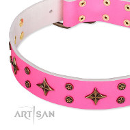 Lederhalsband rosafrabig mit Sterne und Nieten