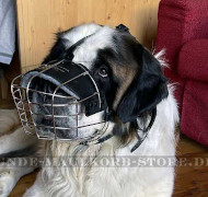 Großer Drahtkorb mit Lederriemen für St. Bernhardshund