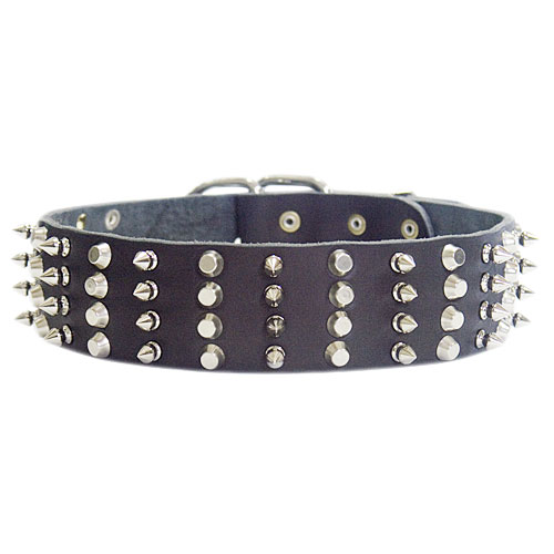 Lederhalsband mit Spikes und Pyramiden